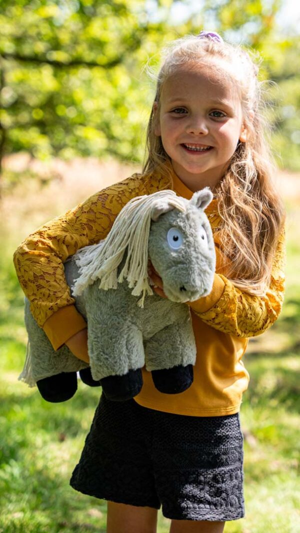 Peluche Crafty Pony cheval gris (48 cm) avec livret d'instructions. Peluche Crafty Pony – adorable et idéale pour collectionner les Crafty Ponies et les craftypony.